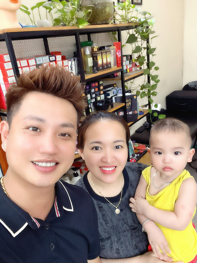 Vợ chồng chị Lê Thị Nguyên và anh Hoàng Đức Lân sinh bé thứ 2 hoàn toàn khỏe mạnh.