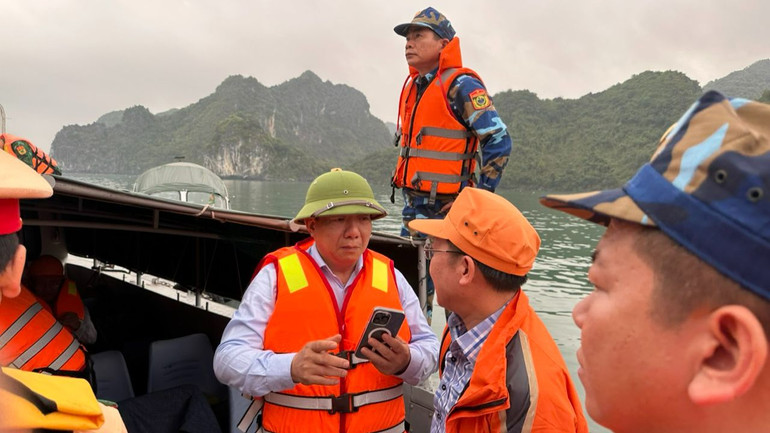 Các lực lượng phối hợp tìm kiếm, cứu nạn nạn nhân trong vụ máy bay rơi tại Vịnh Hạ Long.