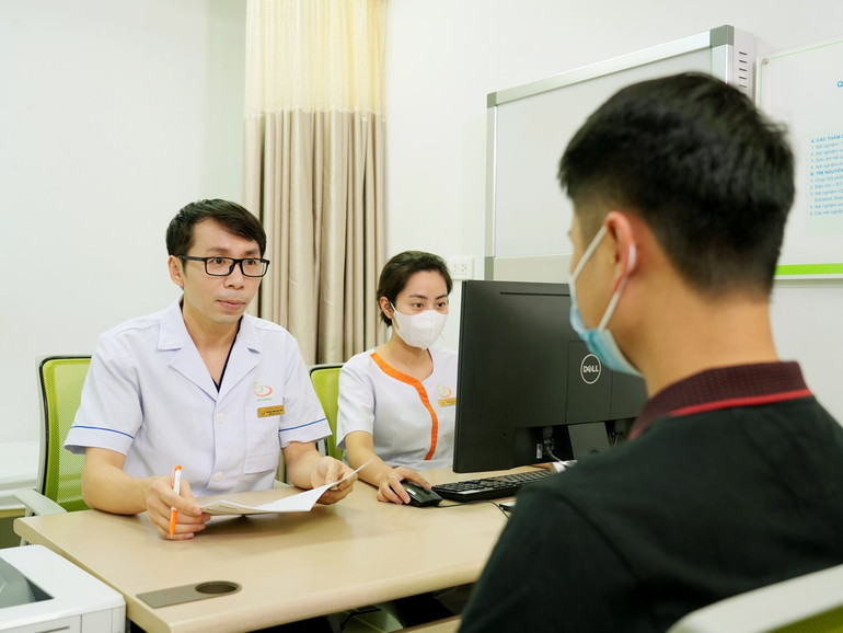 Thạc sĩ, bác sĩ Đinh Hữu Việt tư vấn cho bệnh nhân đến thăm khám.