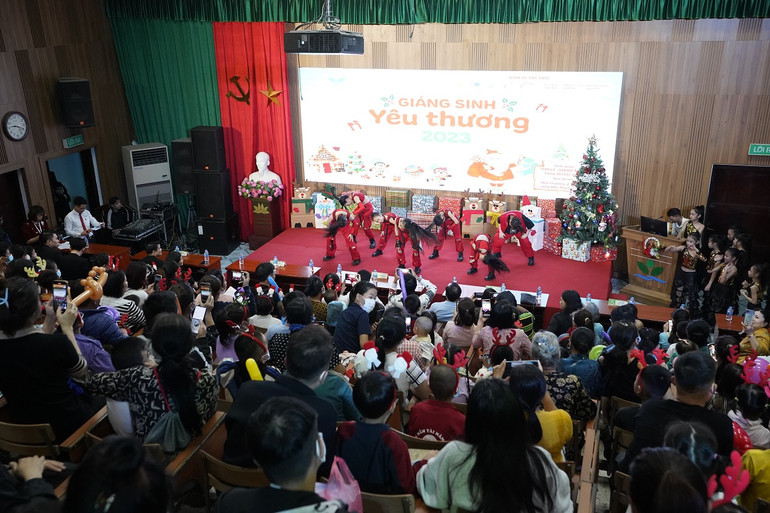 Nhiều em nhỏ lần đầu tiên được tham gia chương trình.