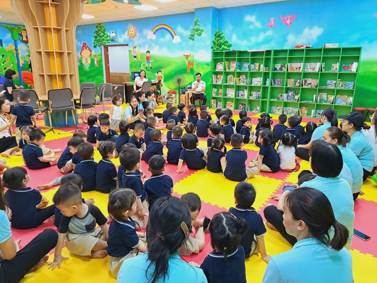 Luôn luôn đổi mới cách thức tiếp cận độc giả, thư viện đã tạo sức hút lớn đối với những đối tượng nhỏ tuổi. Luôn luôn đổi mới cách thức tiếp cận độc giả, thư viện đã tạo sức hút lớn đối với những đối tượng nhỏ tuổi.