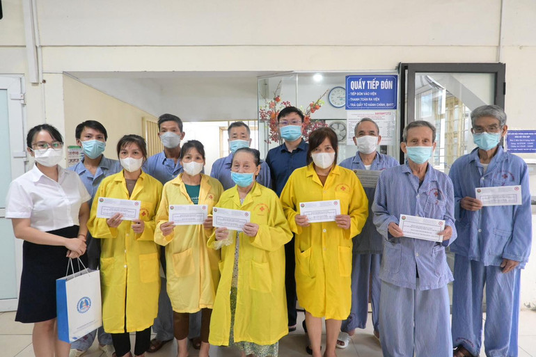 Bệnh viện Phổi Trung ương tặng quà bệnh nhân là các thương binh, gia đình liệt sĩ, người có hoàn cảnh khó khăn.