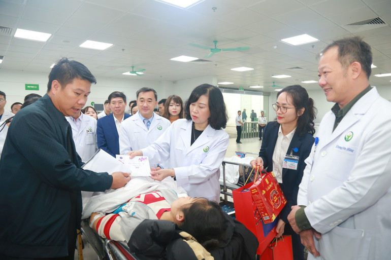 Bộ trưởng Y tế Đào Hồng Lan gửi quà chúc Tết người bệnh nằm viện.