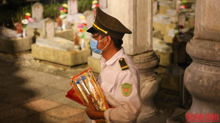 Ban quản lý Nghĩa trang Liệt sĩ Quốc gia Trường Sơn tăng cường thêm ca trực vào chiều tối để đón tiếp các đoàn đến thắp hương, viếng các anh hùng liệt sĩ. Ban quản lý Nghĩa trang Liệt sĩ Quốc gia Trường Sơn tăng cường thêm ca trực vào chiều tối để đón tiếp các đoàn đến thắp hương, viếng các anh hùng liệt sĩ.