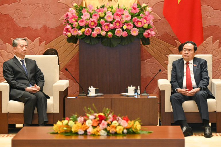 Chủ tịch Quốc hội Trần Thanh Mẫn và Đại sứ Trung Quốc Hùng Ba tại cuộc tiếp. (Ảnh: DUY LINH)