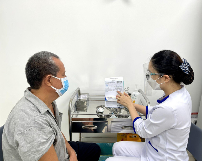 Người cao tuổi, người có bệnh mãn tính cần tiêm phòng cúm càng sớm càng tốt và nhắc lại mỗi năm để duy trì miễn dịch và nồng độ kháng thể cao nhất.