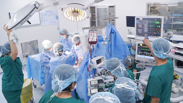 Hai phòng mổ liền kề được sắp xếp sẵn sàng cho những tình huống xấu nhất,