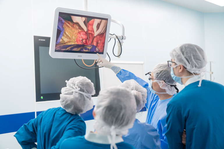 Các bác sĩ tiến hành ghép cho bệnh nhi. Các bác sĩ tiến hành ghép cho bệnh nhi.