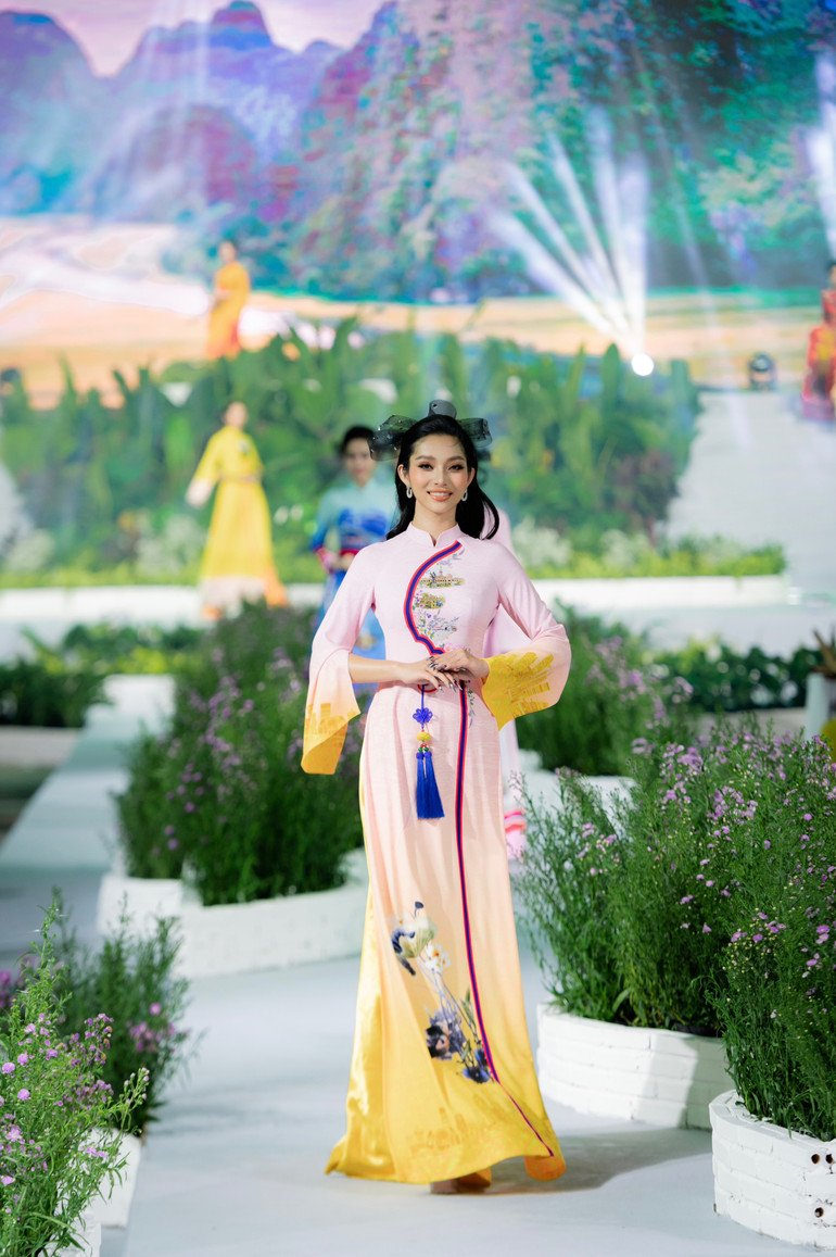 Lâm Thu Hồng - Á hậu The Globe 2022 trong tà áo dài lấy cảm hứng từ Thành phố Hồ Chí Minh với các địa danh, trụ sở Thành ủy, Bưu điện, Chợ Bến Thành…