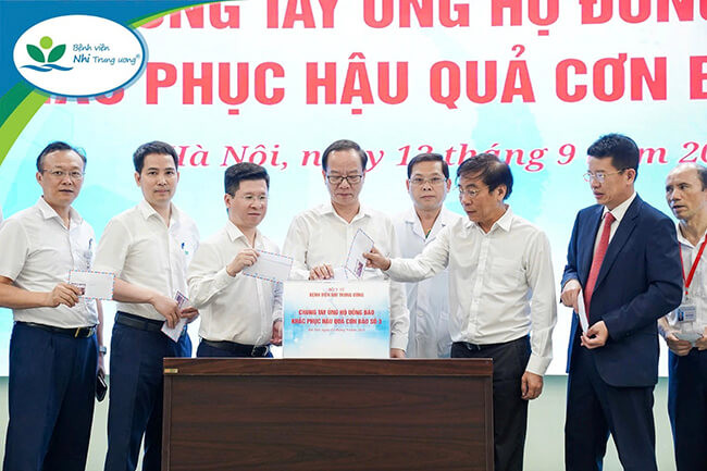 Ban Giám đốc Bệnh viện Nhi Trung ương quyên góp ủng hộ đồng bào bị thiệt hại do bão số 3 (Yagi) gây ra.