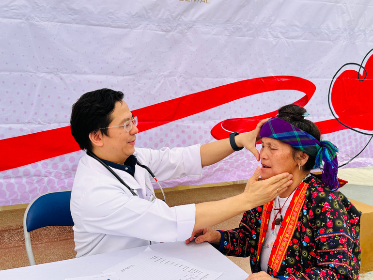 Phó Giáo sư, Tiến sĩ Vũ Văn Giáp, Phó Giám đốc Bệnh viện Bạch Mai thăm khám cho người dân. Phó Giáo sư, Tiến sĩ Vũ Văn Giáp, Phó Giám đốc Bệnh viện Bạch Mai thăm khám cho người dân.