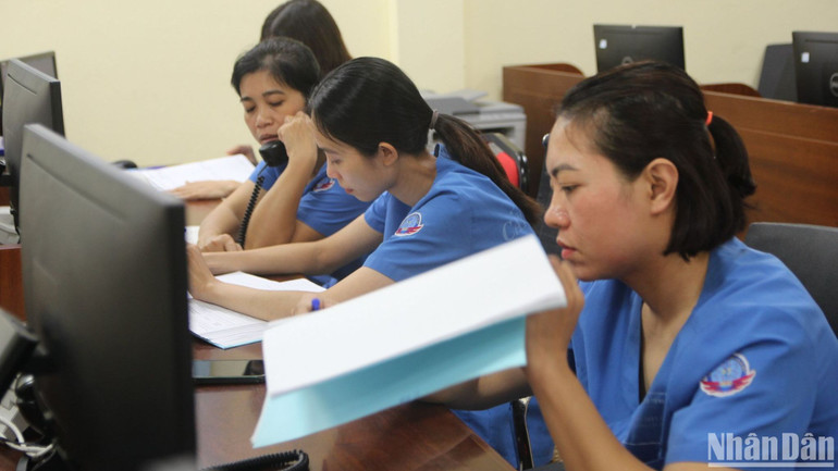 Tại trung tâm, căn phòng điều phối chưa bao giờ tắt ánh điện.