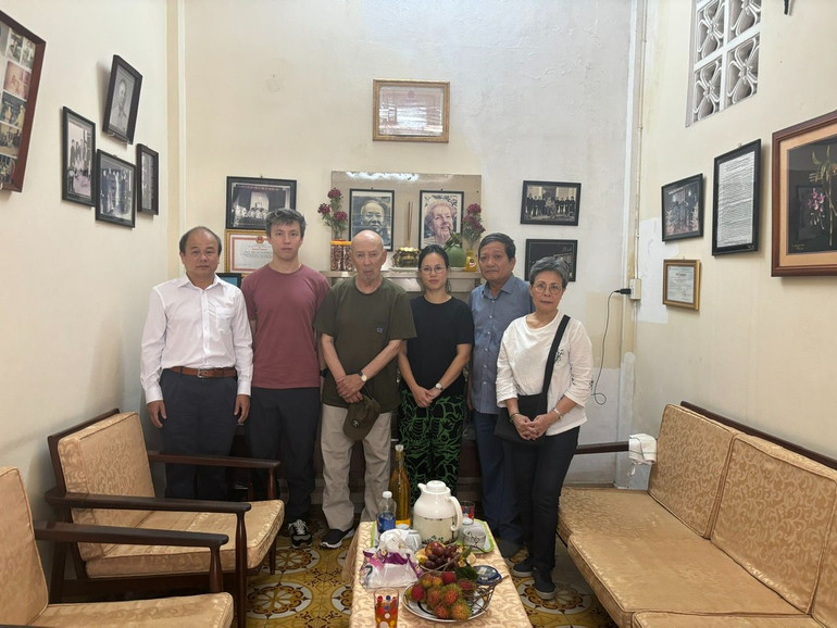 Tiến sĩ, bác sĩ cao cấp Đinh Văn Lượng cũng đã có cuộc gặp mặt xúc động với bác Alain Phạm Ngọc Định, là con trai của bác sĩ Phạm Ngọc Thạch.