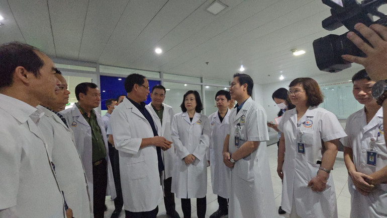 Hội chẩn trao đổi các phương pháp cấp cứu, chăm sóc bệnh nhân.