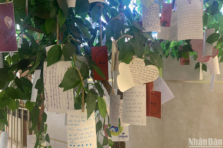 "Cây Điều ước" chứa ngàn lời ước của các ông bố bà mẹ có con sinh non tháng.