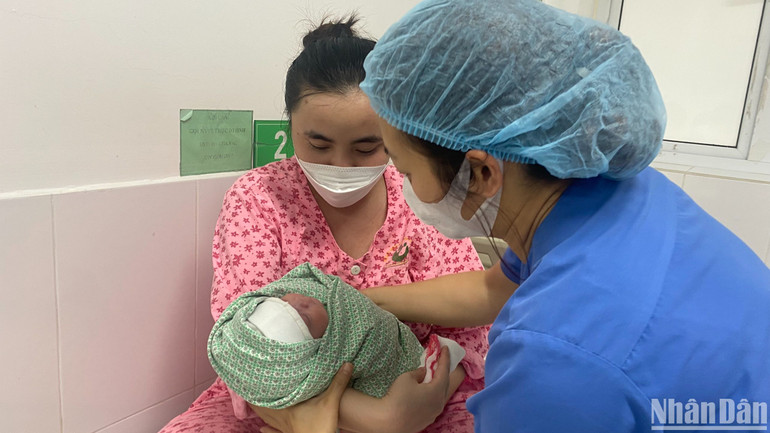 Sản phụ Trân được điều dưỡng Hà Thị Lan Anh hướng dẫn chăm sóc con.