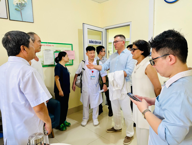 Hai Giáo sư thăm hỏi người bệnh N.X.T sau 3 năm ghép phổi.