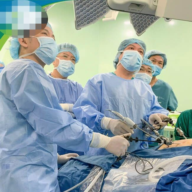 Các bác sĩ chinh phục nhiều kỹ thuật khó trong phẫu thuật ngoại khoa.