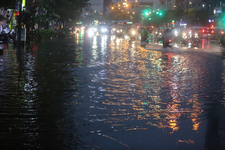 Ngập úng cục bộ tại một số địa bàn sau cơn mưa chiều nay.