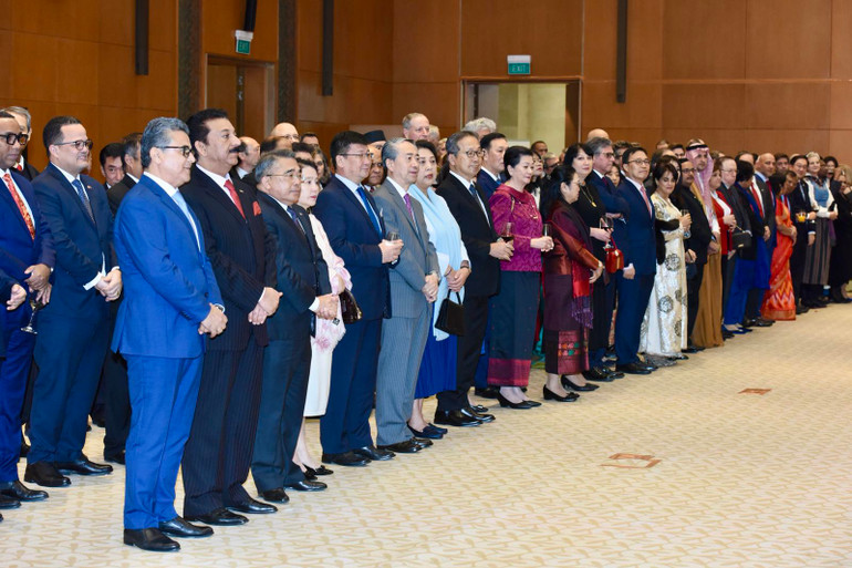 Các Đại sứ, Trưởng đại diện các tổ chức quốc tế tại Hà Nội, Phu quân, Phu nhân tại buổi chiêu đãi.