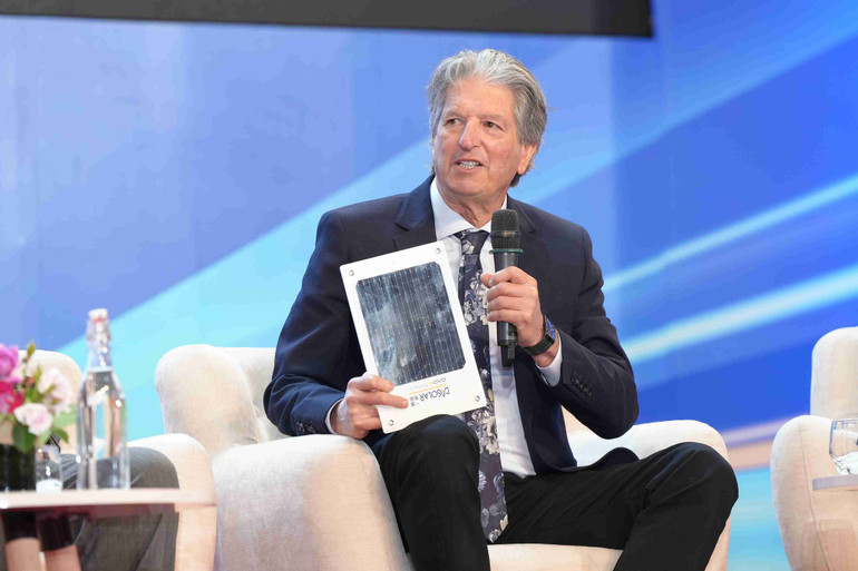 Trở lại Việt Nam trong Tọa đàm “Khoa học vì Cuộc sống”, GS. Martin Green sẽ chia sẻ những đột phá mới nhất về công nghệ pin mặt trời.