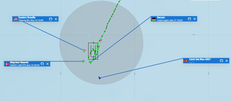 Các lực lượng tại hiện trường tham gia tìm kiếm cứu nạn 14 thuyền viên tàu cá BĐ 98268 TS.