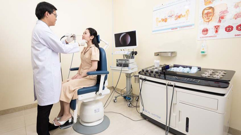 Thạc sĩ, bác sĩ chuyên khoa I Trương Tấn Phát nội soi cho người bệnh.