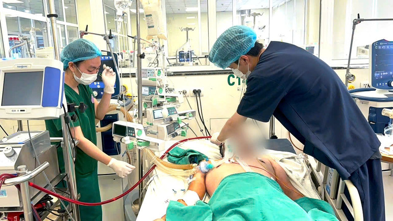 Bác sĩ can thiệp ECMO cho người bệnh.
