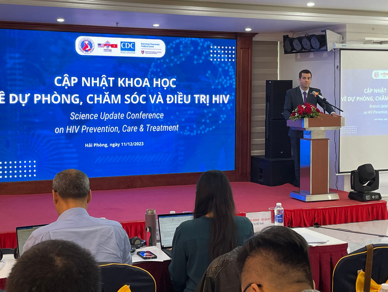 Ông Eric Dziuban, Giám đốc Quốc gia US CDC tại Việt Nam chia sẻ thông tin tại hội thảo.