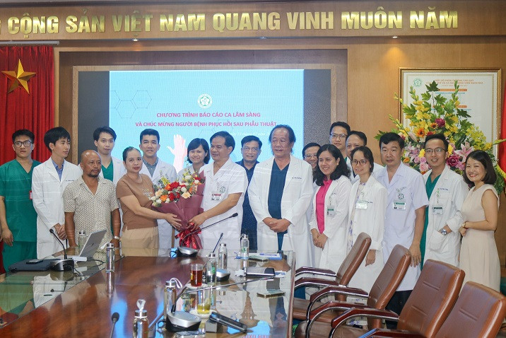 Ban lãnh đạo bệnh viện và các thầy thuốc Khoa Phẫu thuật tạo hình thẩm mỹ tặng hoa chúc mừng bệnh nhân.