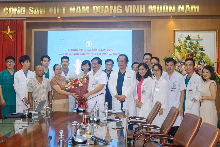 Ban lãnh đạo bệnh viện và các thầy thuốc Khoa Phẫu thuật tạo hình thẩm mỹ tặng hoa chúc mừng bệnh nhân.