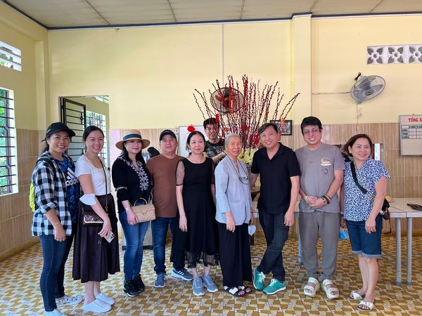 Đại diện chương trình Góp Một Bàn Tay, Sơ phụ trách Mái ấm và các Mạnh Thường Quân cùng chụp ảnh kỷ niệm chuyến thăm và tặng quà cho Mái ấm Mai Hòa trong chương trình Hạt gạo chia đôi 2024.