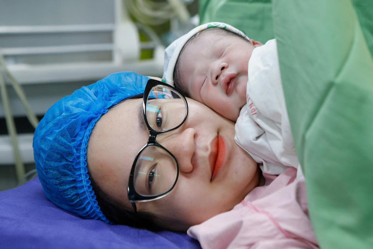 Sản phụ Vũ Thảo Phương chào đón con trai đầu lòng. Sản phụ Vũ Thảo Phương chào đón con trai đầu lòng.