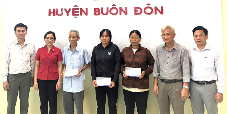 Phó Trưởng đoàn chuyên trách Đoàn Đại biểu Quốc hội tỉnh Đắk Lắk Lê Thị Thanh Xuân trao quà cho các gia đình chính sách ở huyện biên giới Buôn Đôn.