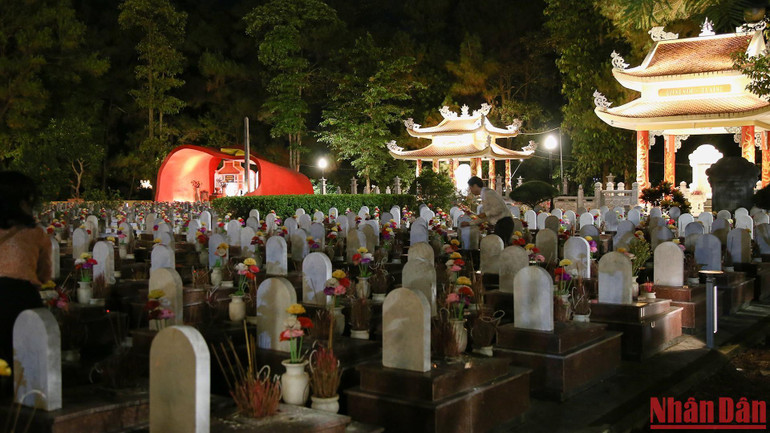 Nghĩa trang Trường Sơn là nơi an nghỉ của các anh hùng liệt sĩ đã hy sinh trên tuyến đường mòn Hồ Chí Minh trong thời kỳ chống Mỹ cứu nước. Nghĩa trang Trường Sơn là nơi an nghỉ của các anh hùng liệt sĩ đã hy sinh trên tuyến đường mòn Hồ Chí Minh trong thời kỳ chống Mỹ cứu nước.