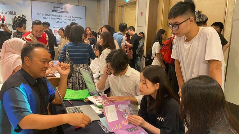 Học sinh, sinh viên có cơ hội trao đổi trực tiếp với đại diện các trường đại học tại Malaysia.