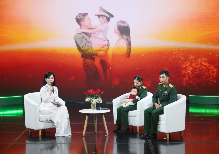 Gia đình Đại úy QNCN Ngô Văn Cường và Đại úy QNCN Nguyễn Thị Hạnh (công tác tại Kho K812, Cục Quân khí, Tổng cục Kỹ thuật) nhận Hỗ trợ của chương trình năm 2022 chia sẻ niềm hạnh phúc ngọt ngào khi đã đón được con yêu.