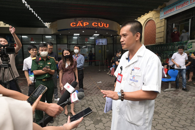 Phó Giáo sư, Tiến sĩ Vũ Hoàng Phương.