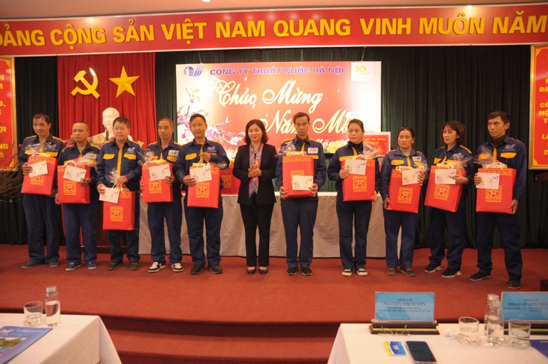 Phó Bí thư Thường trực Thành ủy Hà Nội Nguyễn Thị Tuyến trao quà cho 10 cán bộ công nhân viên xuất sắc.