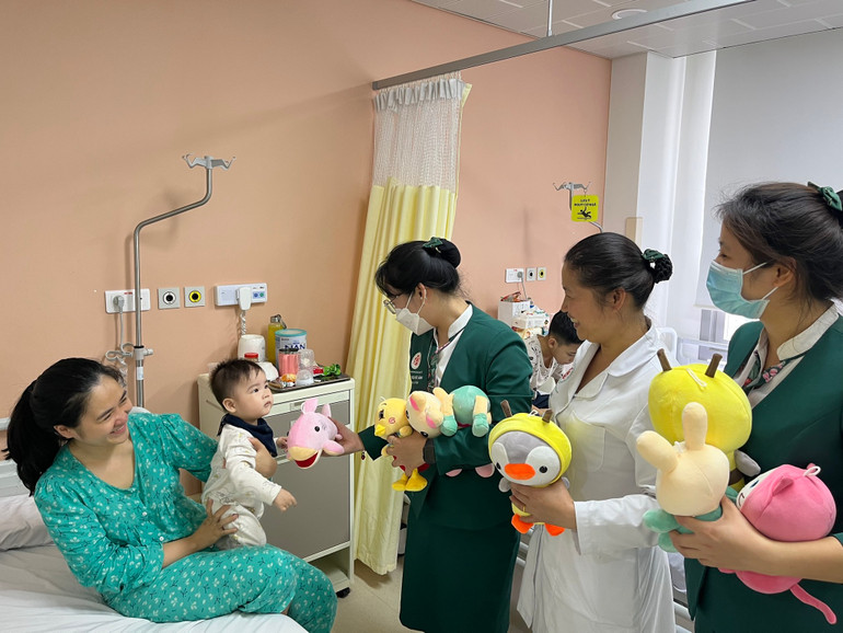 Những món quà của “Gian hàng 0 đồng” cũng đã được nhân viên Ban Công tác xã hội gửi tặng tới từng giường bệnh của người bệnh không thể tự di chuyển và có hoàn cảnh khó khăn.