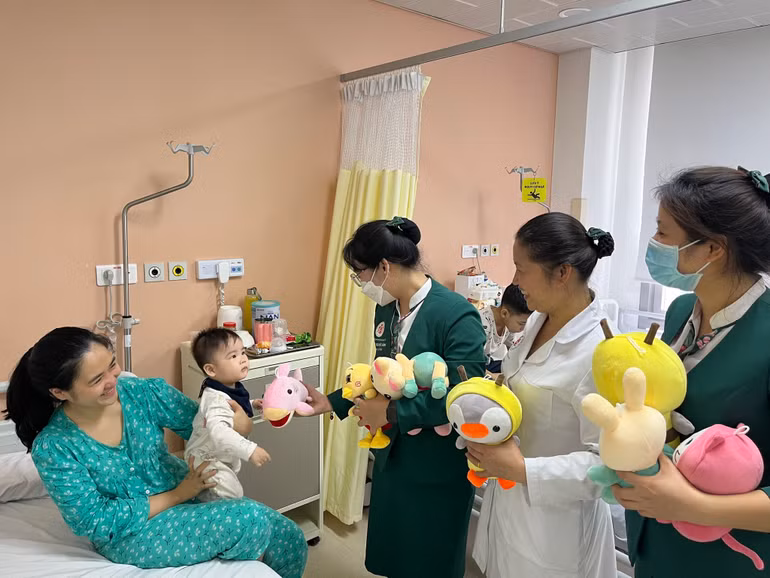 Những món quà của “Gian hàng 0 đồng” cũng đã được nhân viên Ban Công tác xã hội gửi tặng tới từng giường bệnh của người bệnh không thể tự di chuyển và có hoàn cảnh khó khăn.
