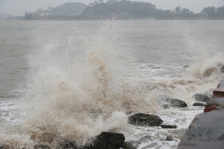 [Live] Bão số 3 di chuyển về phía Tây Bắc Bộ và suy yếu thành áp thấp nhiệt đới ảnh 60