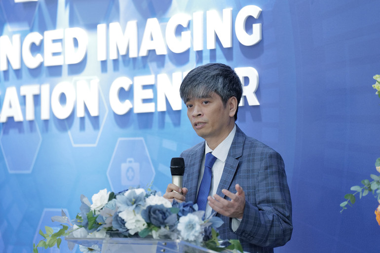 Phó Giáo sư, Tiến sĩ Bùi Văn Giang.