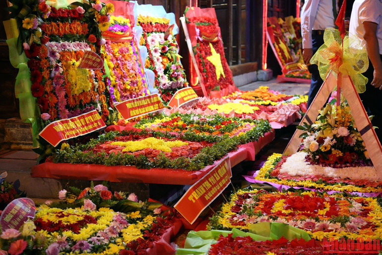 Những bè hoa chuẩn bị thả xuống dòng Thạch Hãn tri ân các liệt sĩ trong Lễ hội Đêm hoa đăng.