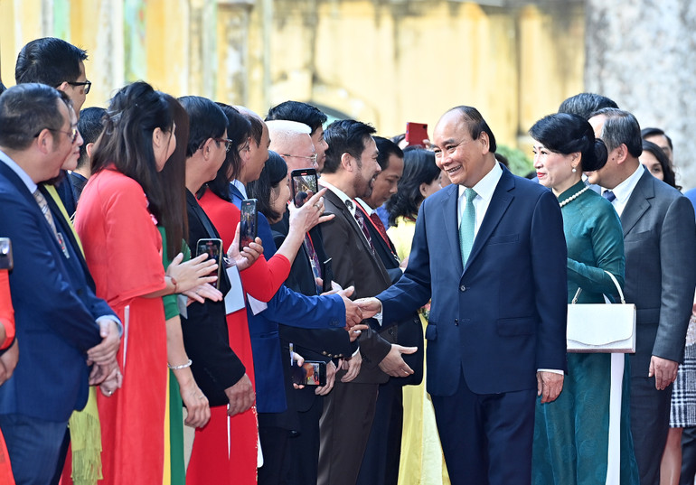 Chủ tịch nước Nguyễn Xuân Phúc gặp gỡ các đại biểu kiều bào dự Chương trình Xuân Quê hương 2023 tại Điện Kính Thiên.