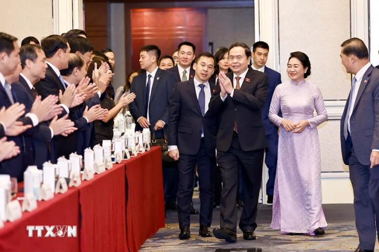 Chủ tịch Quốc hội Trần Thanh Mẫn và Phu nhân cùng Đoàn Đại biểu Quốc hội Việt Nam tới thăm Đại sứ quán, gặp gỡ cán bộ, nhân viên sứ quán và đại diện các hội đoàn, đại diện cộng đồng người Việt Nam tại Singapore. (Ảnh: TTXVN)