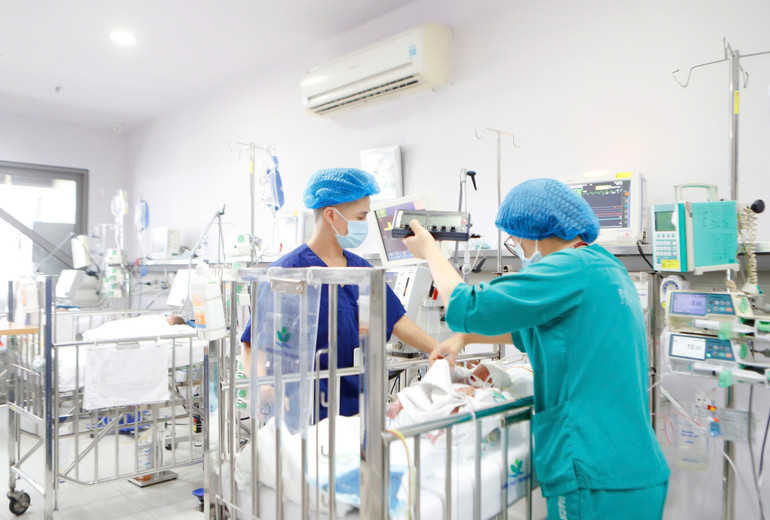 Em bé được chăm sóc đặc biệt và đang sức khỏe ổn định.