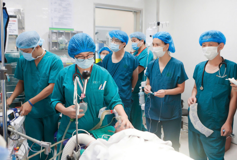 Các bác sĩ tiến hành cấp cứu cho trẻ ngay sau khi chào đời.