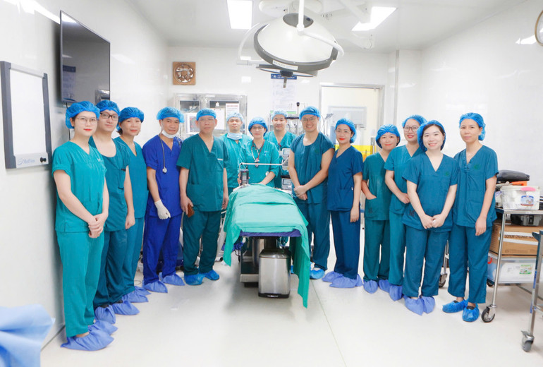 Trẻ sơ sinh bị tim bẩm sinh được phẫu thuật đặt máy tạo nhịp ngay tại phòng sinh.