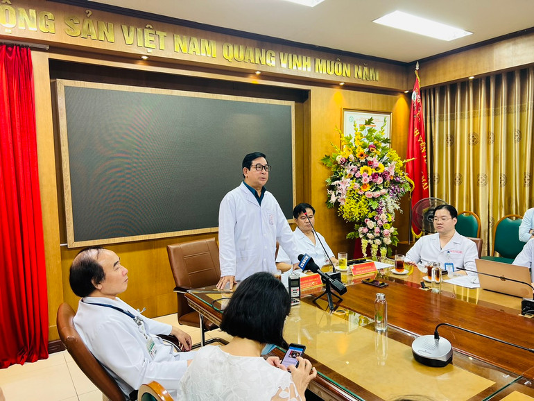 Phó Giáo sư, Tiến sĩ Lương Ngọc Khuê, Cục trưởng Cục Quản lý Khám, chữa bệnh (Bộ Y tế) chỉ đạo lãnh đạo Bệnh viện Bạch Mai tích cực cứu chữa người bệnh.